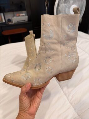 FREE PEOPLE Cream Leather Ankle Boots with Side Zip